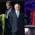 Desfile que homenageia Lula mostra Temer 'roubando' faixa de Dilma imagem