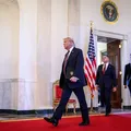 Em Davos, Trump lança Conselho de Paz e acende alerta mundial imagem