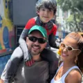 Everton Ribeiro curte Carnaval de Salvador com família imagem