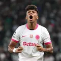 Ex-Vitória marca nos acréscimos e decide classificação na Champions imagem