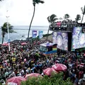 Foliões cruzam estados para viver a abertura do Carnaval de Salvador imagem