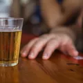 Brasileiro bebe menos cerveja hoje em dia? Saiba se a situação é verdade imagem