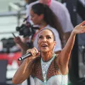 Ivete 'foge' de escolta da PM para falar com fãs imagem