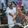 Ivete Sangalo revela no palco que fará cirurgia neste domingo imagem