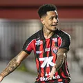 Matheuzinho lamenta erros do Vitória em goleada contra o Palmeiras imagem