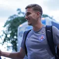Meio-campista promessa deixa jogo do Bahia após sentir dores imagem