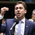 'Toupeira cega': Nikolas Ferreira rompe com filho de Bolsonaro imagem