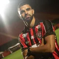 Novo reforço do Vitória é regularizado e fica apto para estrear imagem