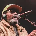 Posicionamento político do cantor Edson Gomes vira debate na Alba; entenda imagem