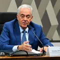 Otto Alencar se desentende com senador durante análise de PEC imagem