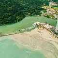 Para conter o mar, cidade mais cara do Brasil aposta em muro na praia imagem