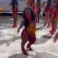 Passista com nanismo se destaca e vira símbolo de inclusão no Carnaval imagem