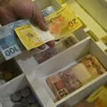 Salário mínimo reajustado de 2026 começa a ser pago; veja valor imagem
