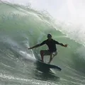 Astro do surfe mundial é morto dentro de casa; namorada foi amarrada imagem