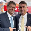 Tarcísio diz que Flávio continuará prestando conta sobre 'Dark Horse' imagem