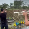 ‘TromPetista’ toca berrante durante caminhada de bolsonaristas imagem
