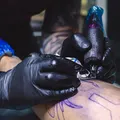 Verão pede atenção redobrada com tatuagens, alerta especialista imagem