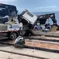 Vídeo: caminhão perde o controle e bate em canteiro de obras do VLT imagem