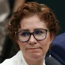 Defesa de Carla Zambelli questiona Moraes em pedido para voltar ao Brasil