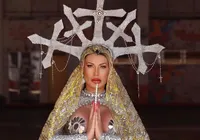 Andressa Urach faz ensaio sensual vestida de santa religiosa e polemiza