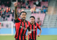 Ex-Bahia faz hat-trick por clube europeu e garante classificação para semifinal