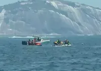 Avião de propaganda cai no mar de Copacabana