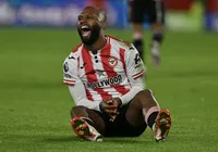 Cabe na Seleção? Brasileiro marca dois e quebra recorde na Inglaterra