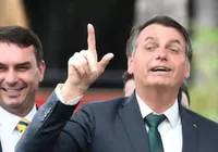 Flávio Bolsonaro sai em defesa do pai após cancelamento de entrevista imagem