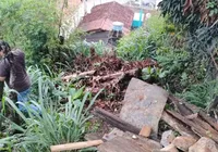 Casa desaba e 10 pessoas ficam desalojadas com chuva na Bahia