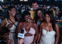 Ceia no meio da multidão: grupo leva jantar completo para a Virada Salvador