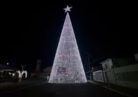 Cidade instala árvore de Natal na pista e bloqueia passagem de carros