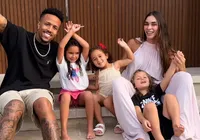 De férias na Bahia, esposa de jogador da seleção se envolve em polêmica com enteada imagem