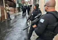 Polícia invade e desmonta depósito de drogas ligado a facção em Tancredo Neves imagem