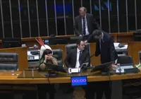 Deputado ocupa cadeira da presidência da Câmara e é retirado à força imagem