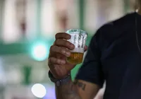 Jovens bebem menos álcool e usam mais cigarro eletrônico em Salvador imagem