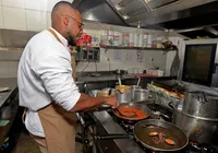 Eles não param à meia-noite: o Réveillon de quem trabalha na virada