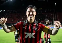 Em lágrimas, Lucas Halter expõe drama da permanência do Vitória imagem