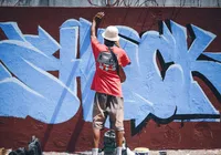 Evento de grafite reúne artistas e revitaliza rua em Salvador imagem
