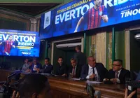 Everton Ribeiro recebe título de Cidadão Soteropolitano em solenidade