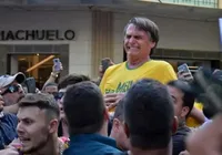 Filme de Bolsonaro: veja gravação da cena da facada imagem