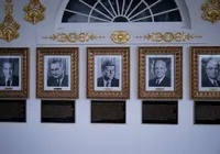 Fim da trégua: Trump expõe placas ofensivas a ex-presidentes imagem