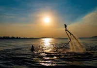 Flyboard: o esporte que faz você voar 15 metros em Salvador imagem