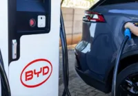 Gigante chinesa lidera com folga vendas de carros elétricos no Brasil em 2025