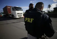 Duas pessoas morrem em batida entre carro e caminhão em rodovia baiana