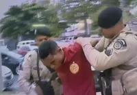 Homem tenta fugir de delegacia e causa correria no centro de Salvador