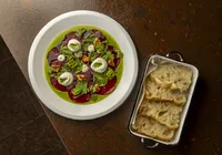 Identidade local inspira a cozinha autoral de Kaywa Hilton