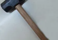 Idoso com Alzheimer tenta matar esposa a marretadas após alucinações