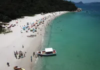 Ilha com acesso limitado e mar cristalino vira desejo do verão brasileiro imagem