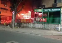 Incêndio destrói depósito com materiais de ambulantes em Salvador