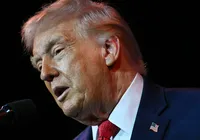 Trump diz que show de Bad Bunny no Super Bowl foi "nojento" e afronta aos EUA imagem